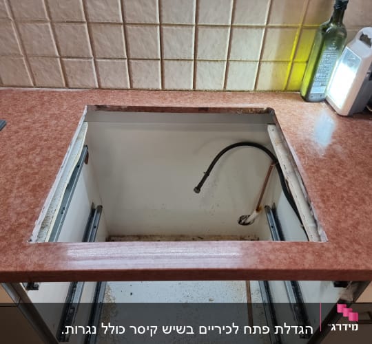 שיש חום עם חור מלבני במרכזו